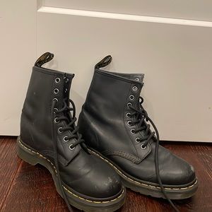 black lace up doc martens!